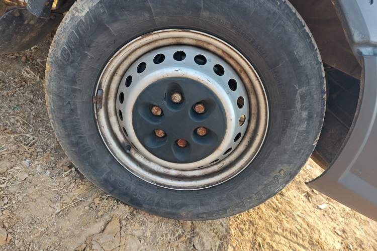 Used Iveco Daily 2020 2.5T A35 Passenger Van Single-Tire Mid-Roof Design 5-9 Seats with Sliding Side Door Meeting China V Emission Standards
