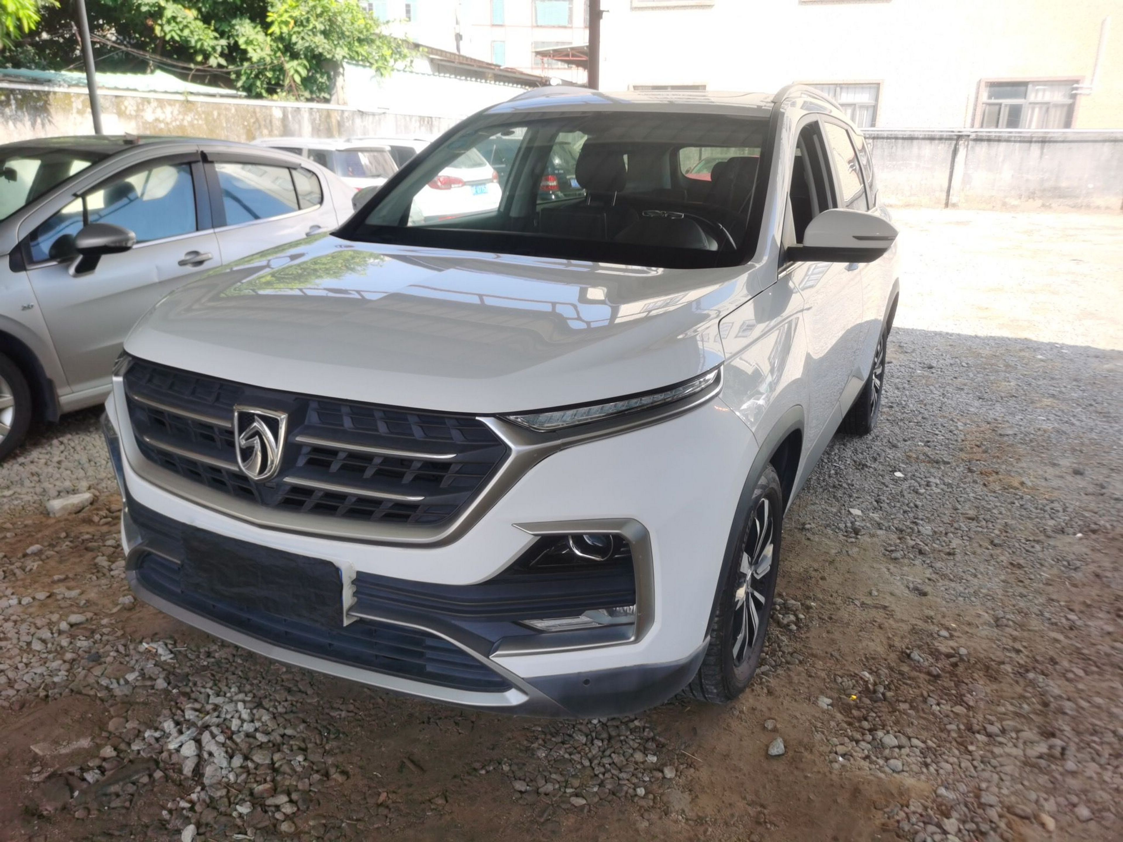 Под передней частью автомобиля