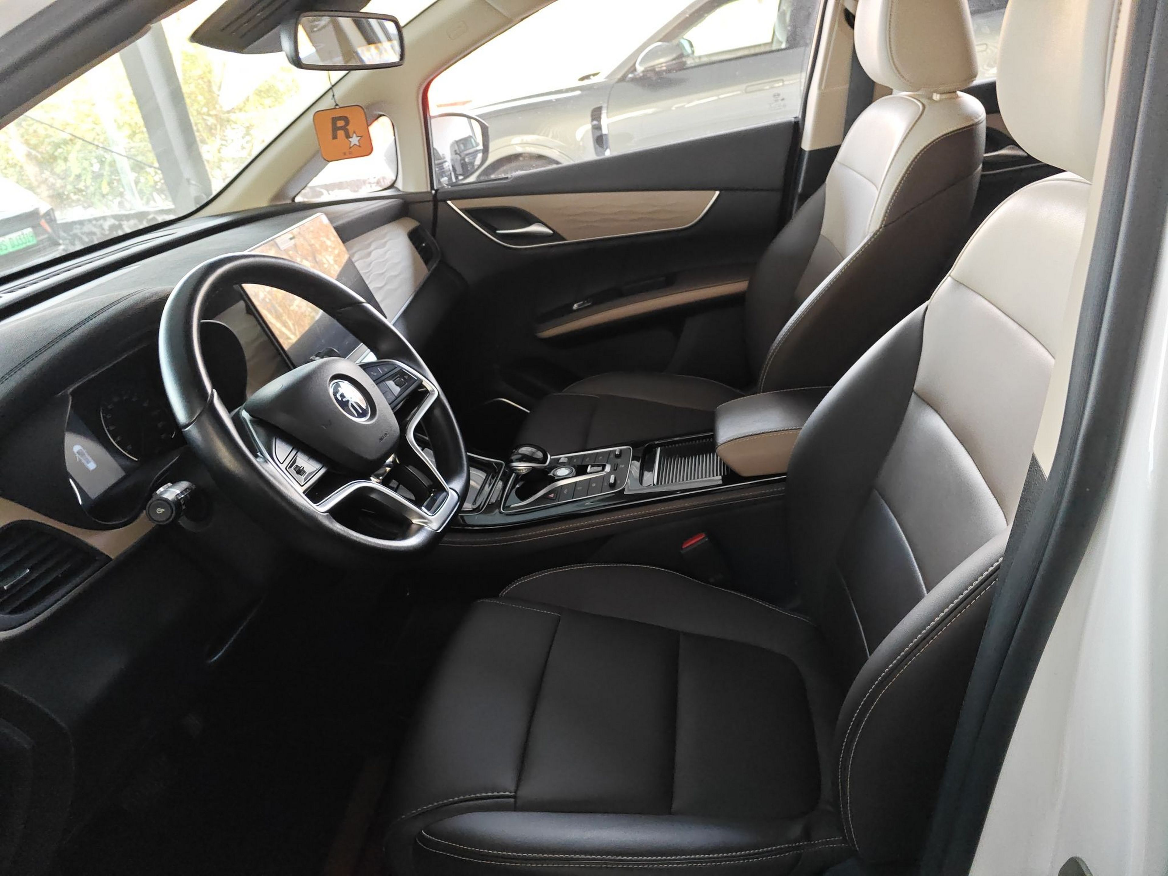 Переднее сиденье в автомобиле