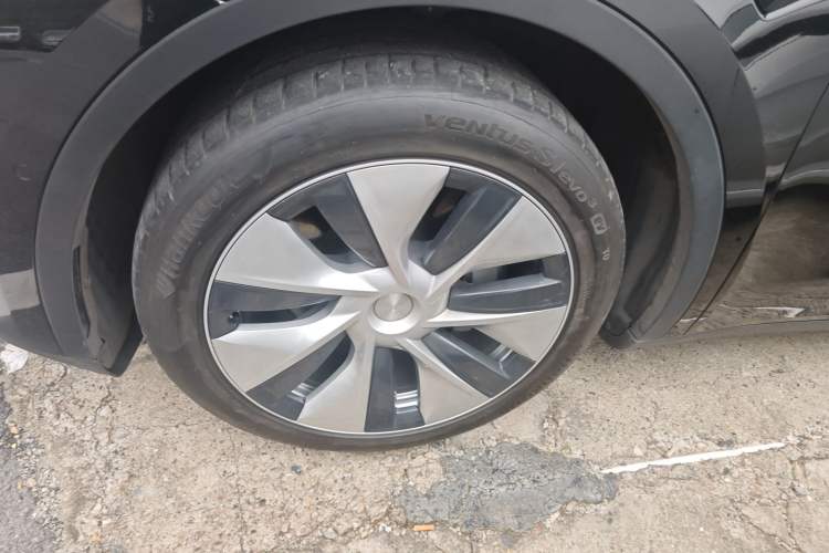 Used Tesla Model Y 2021 Long-Range All-Wheel-Drive Version
