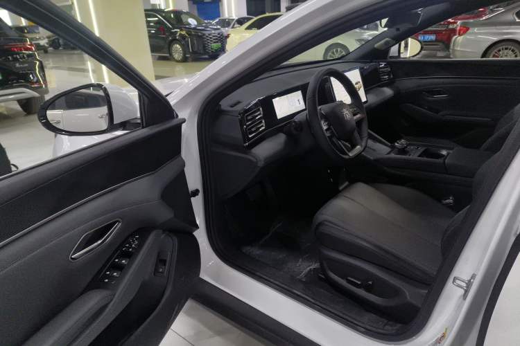 Used BYD Qin L 2025 DM-i Smart Drive 120KM Superior Model
