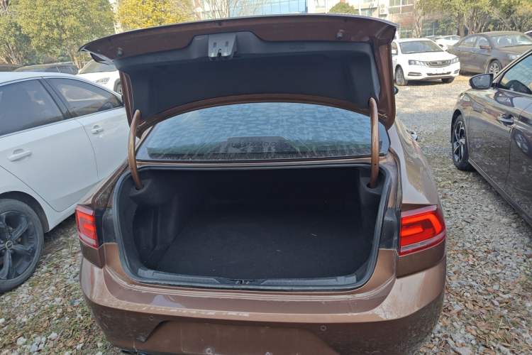 Used Volkswagen Lamando 2015 230TSI Manual Trend Edition
