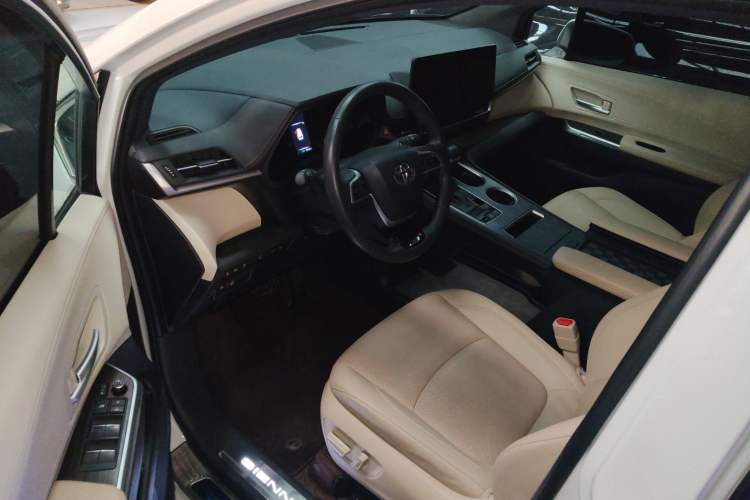 Used Toyota Sienna 2023 2.5L Hybrid Deluxe Edition
