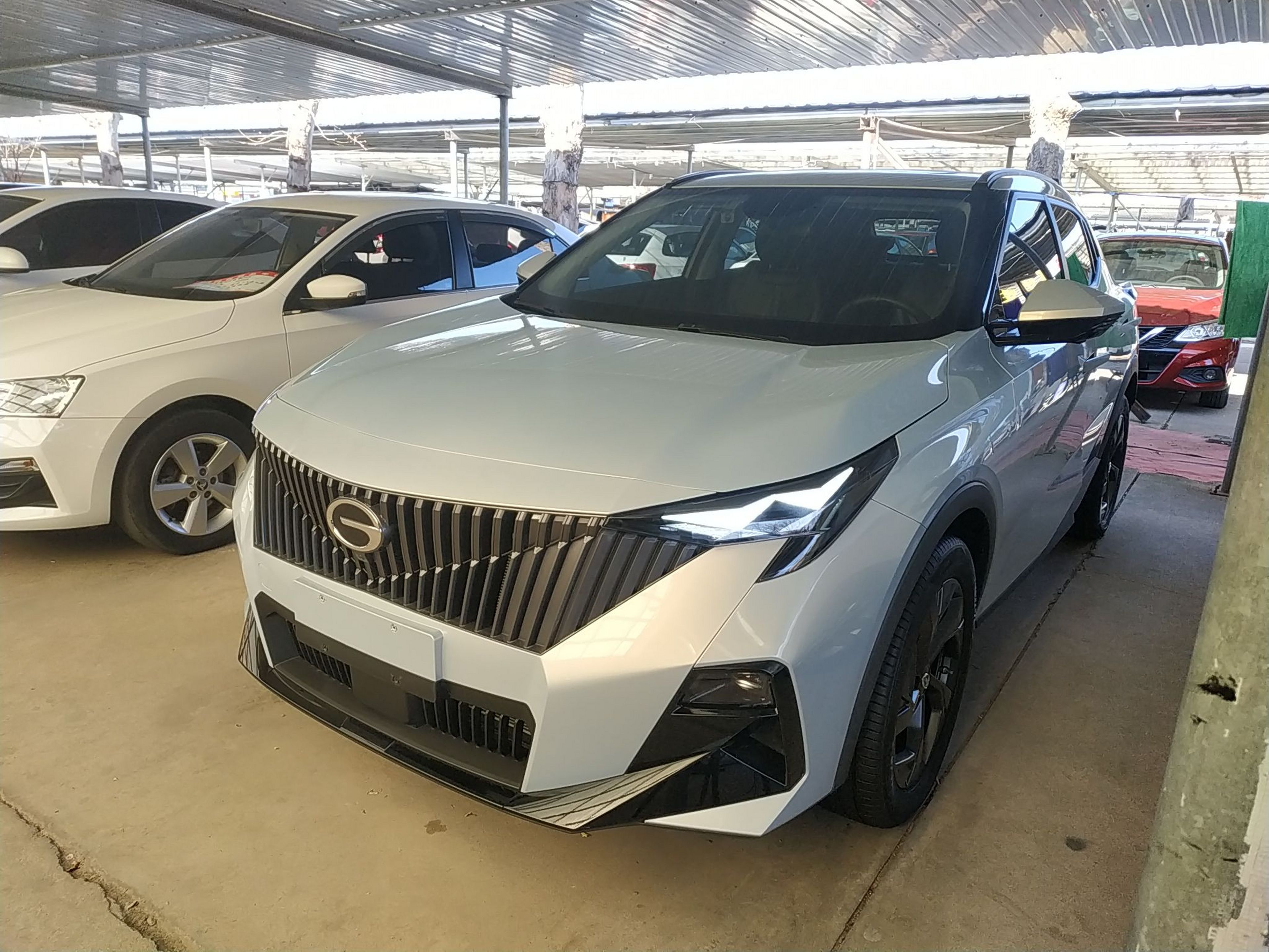 Под передней частью автомобиля