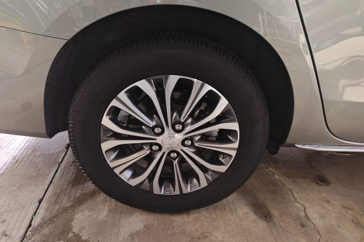 Used Buick GL8 2023 Facelifted Land Cruiser Executive Luxury Version
