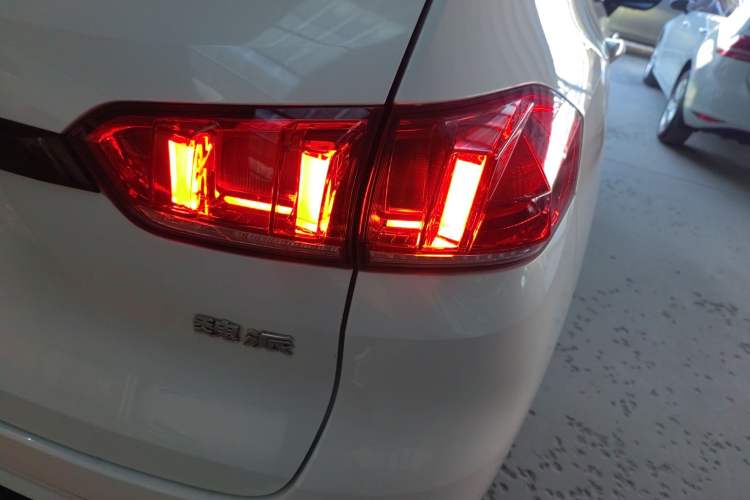 Used Wey VV5 2019 Upgraded Model 2.0T Two-Wheel Drive Flagship Version China V Standard