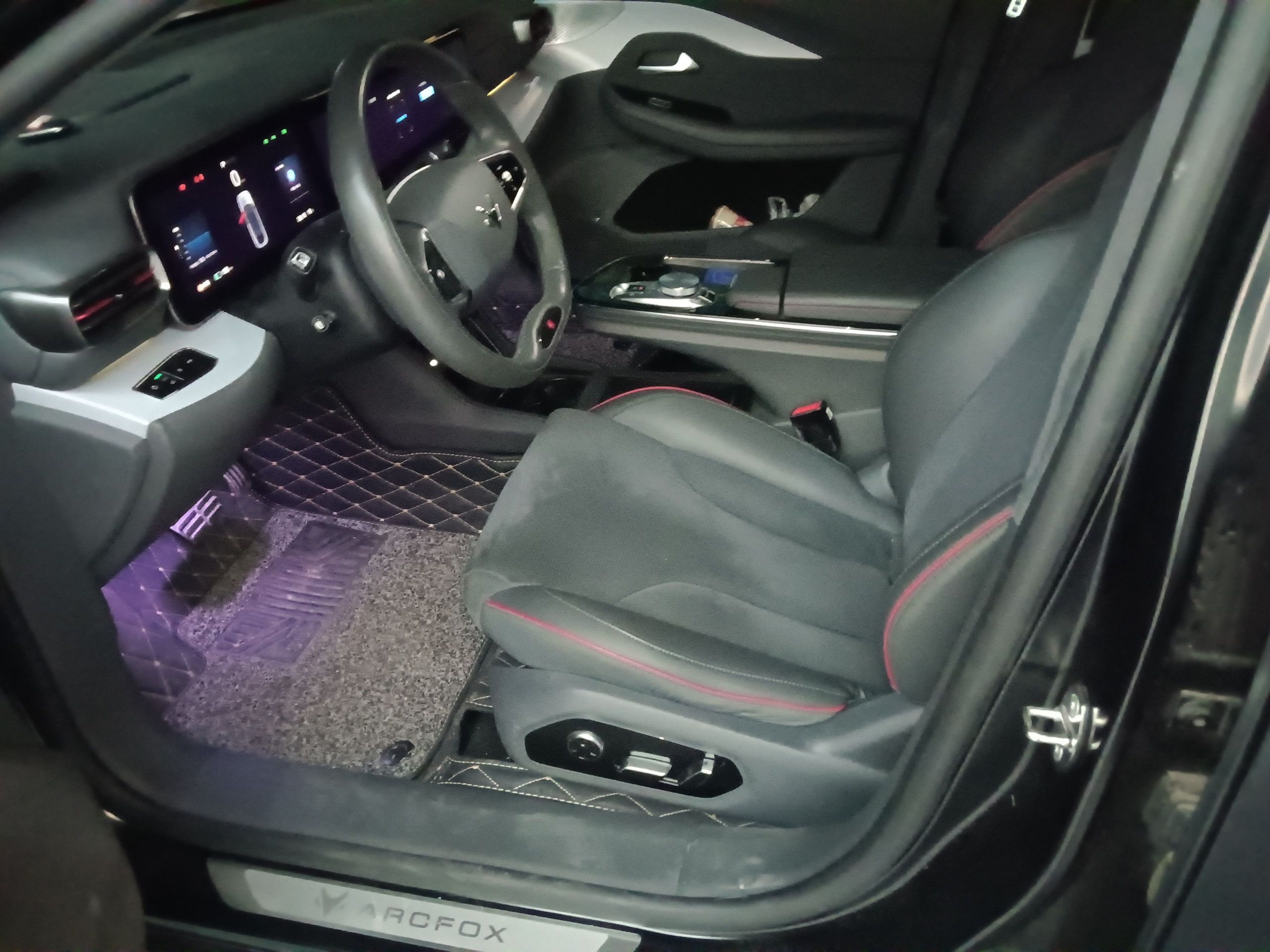 المقاعد الأمامية داخل السيارة