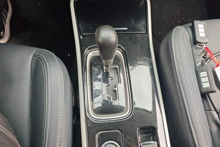 Used Mitsubishi Outlander 2019 2.4L 4x4 Zhi Xiang Edition 7 Seats China VI Standard
