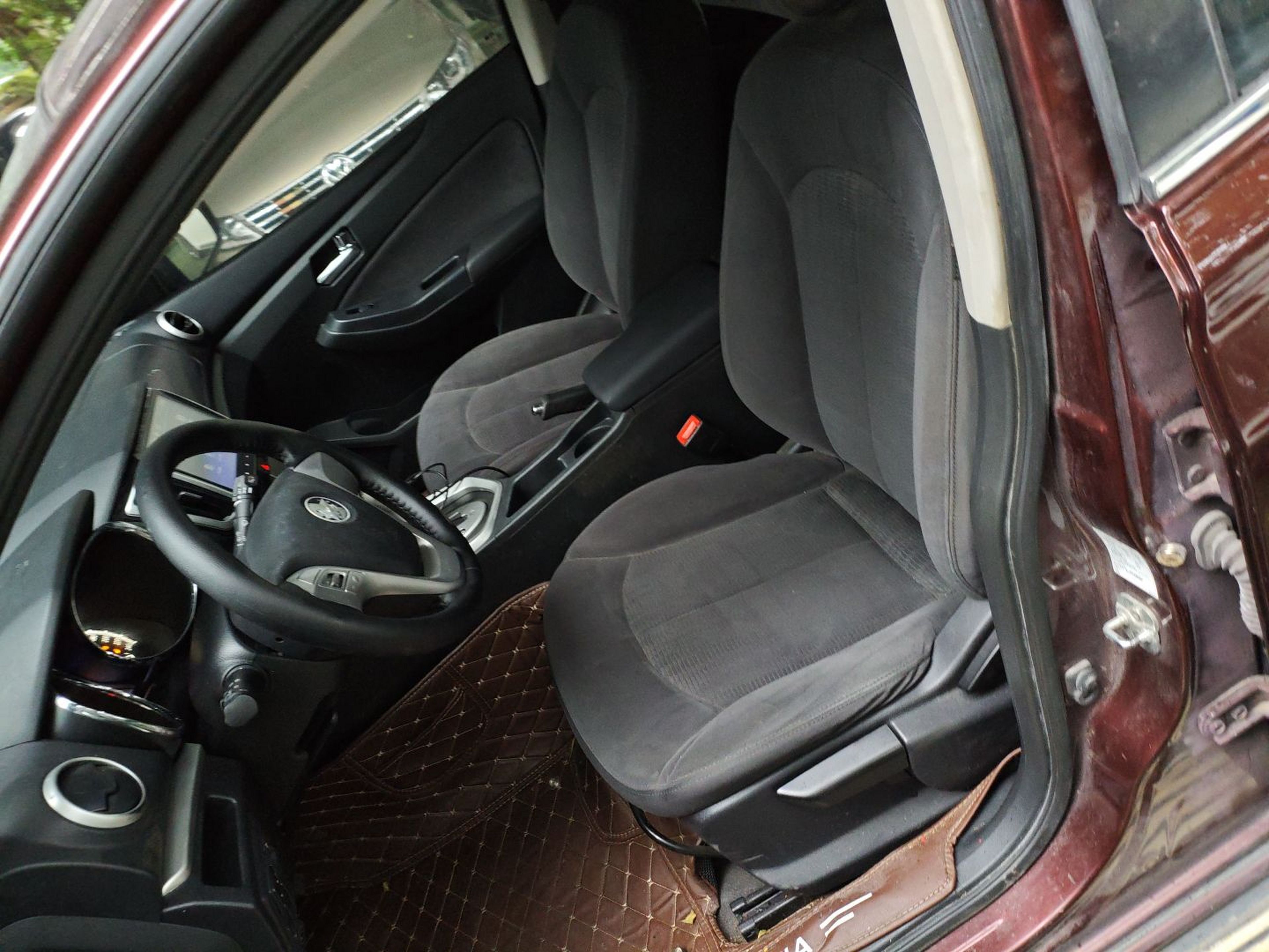 Переднее сиденье в автомобиле