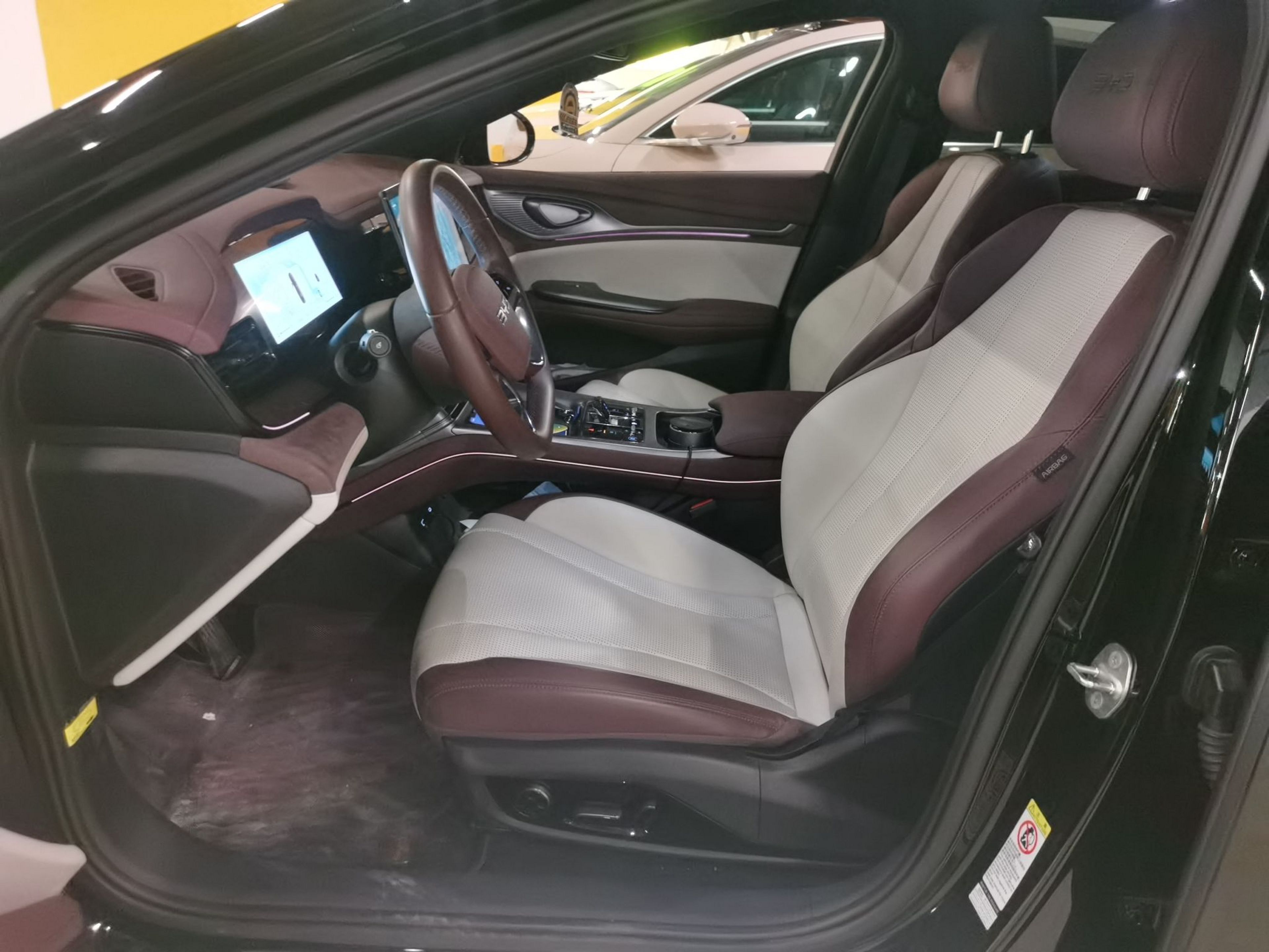 Переднее сиденье в автомобиле