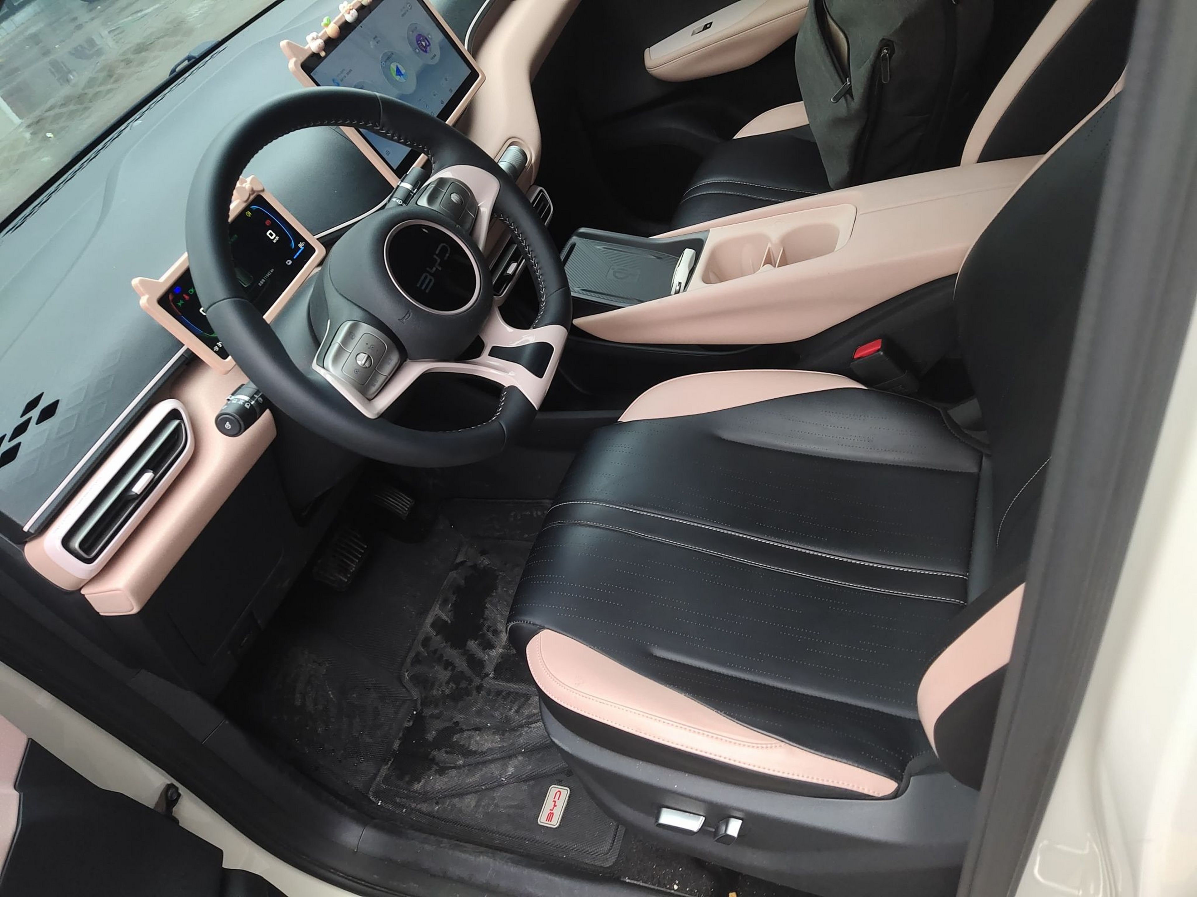 المقاعد الأمامية داخل السيارة