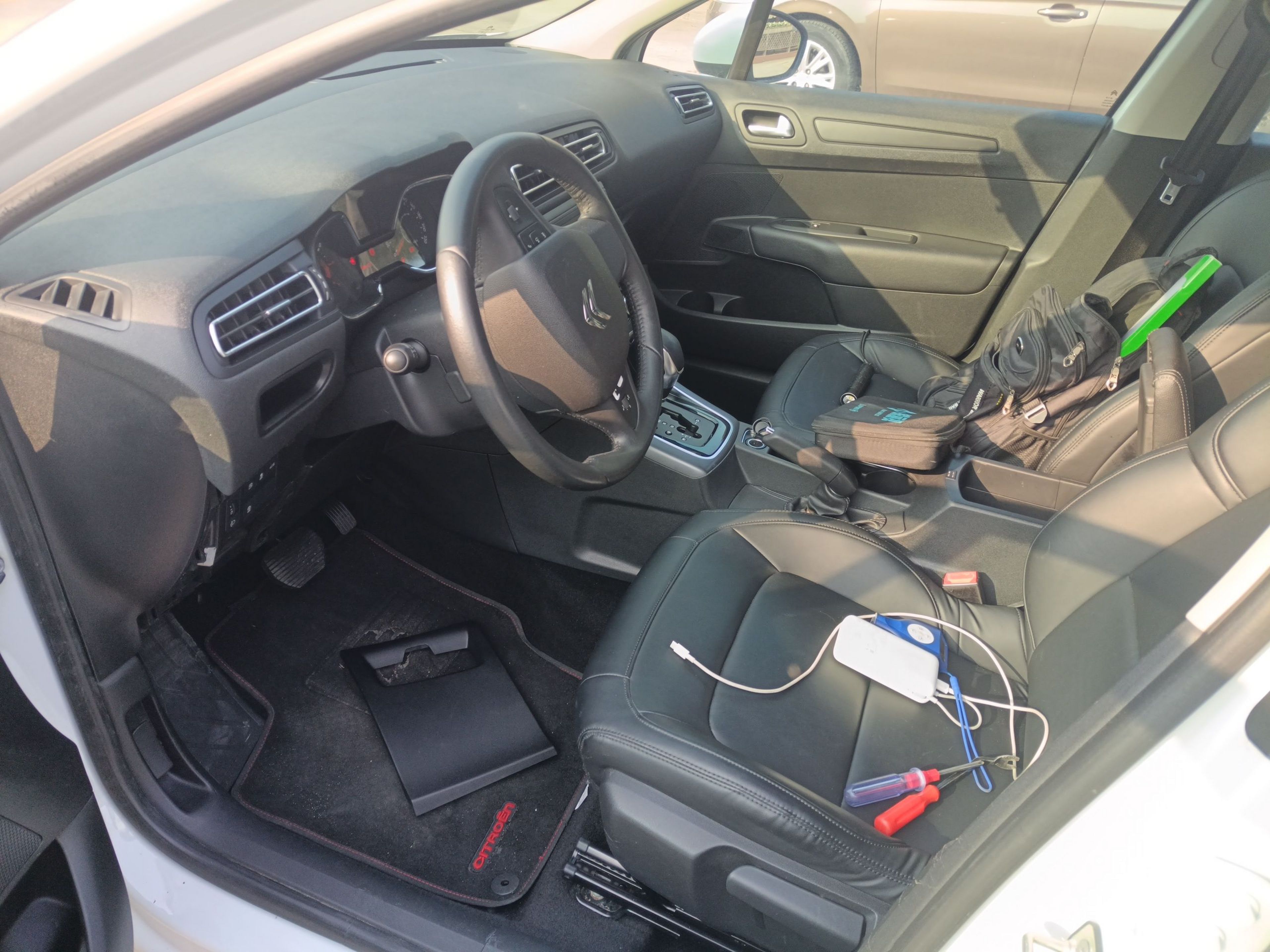 Переднее сиденье в автомобиле