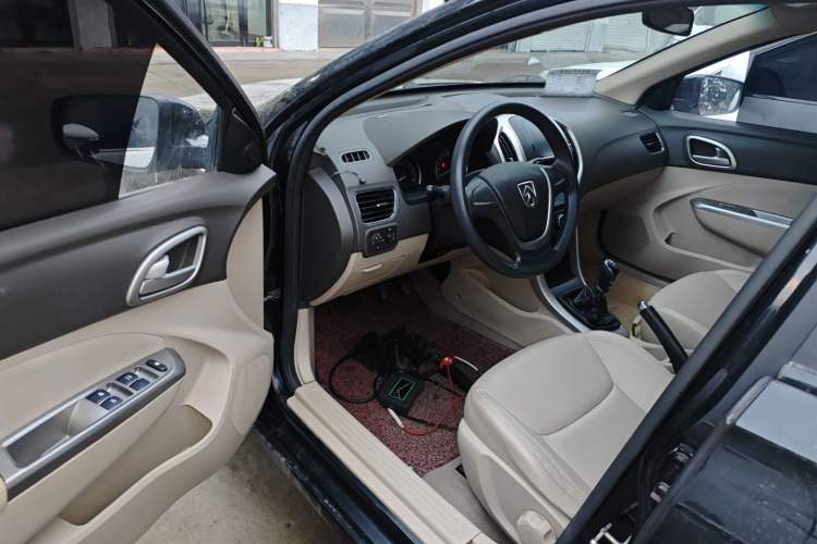 Used Baojun 630 2014 1.5L manual standard version
