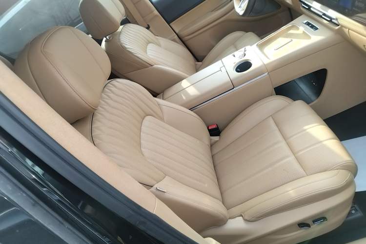 Used VOYAH Dream 2025 PHEV Four-Wheel-Drive Flagship Kunpeng Edition
