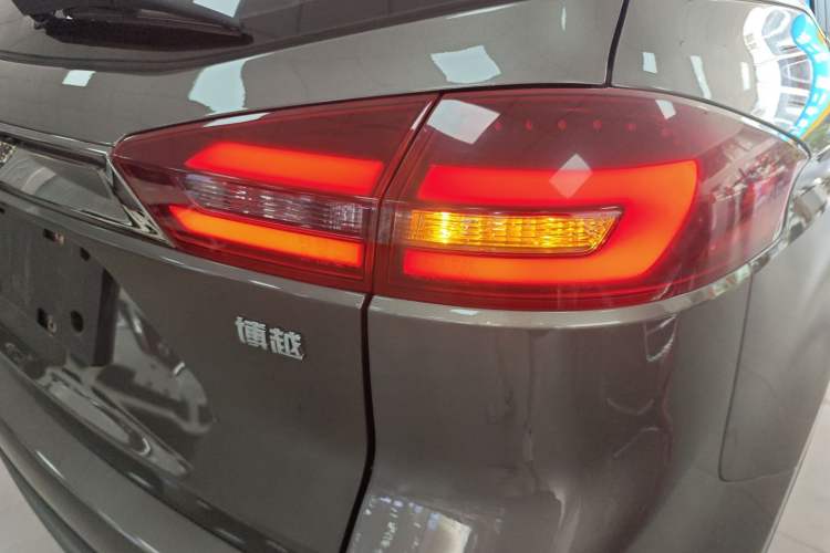 Used Geely Auto Emgrand X7 Sport 2020 1.8TD DCT Two-Wheel Drive Smart Connect 4G-Enabled Version
