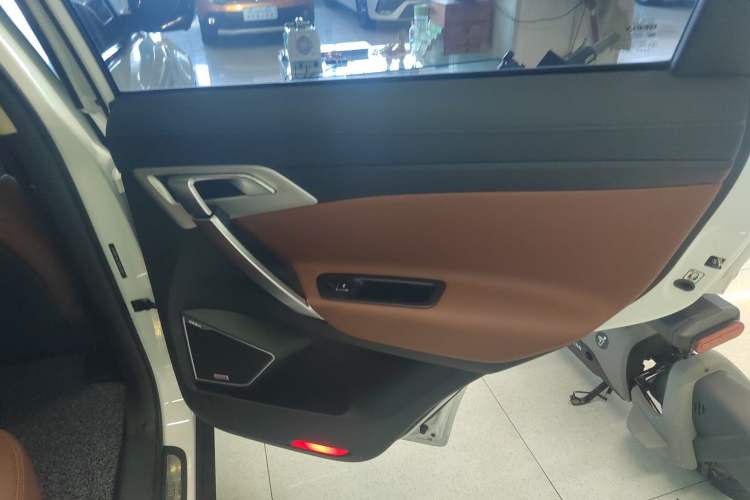 Used Geely Auto Emgrand X7 Sport 2018 1.8TD Automatic Two-Wheel Drive ZhiZun Model with 4G Connectivity
