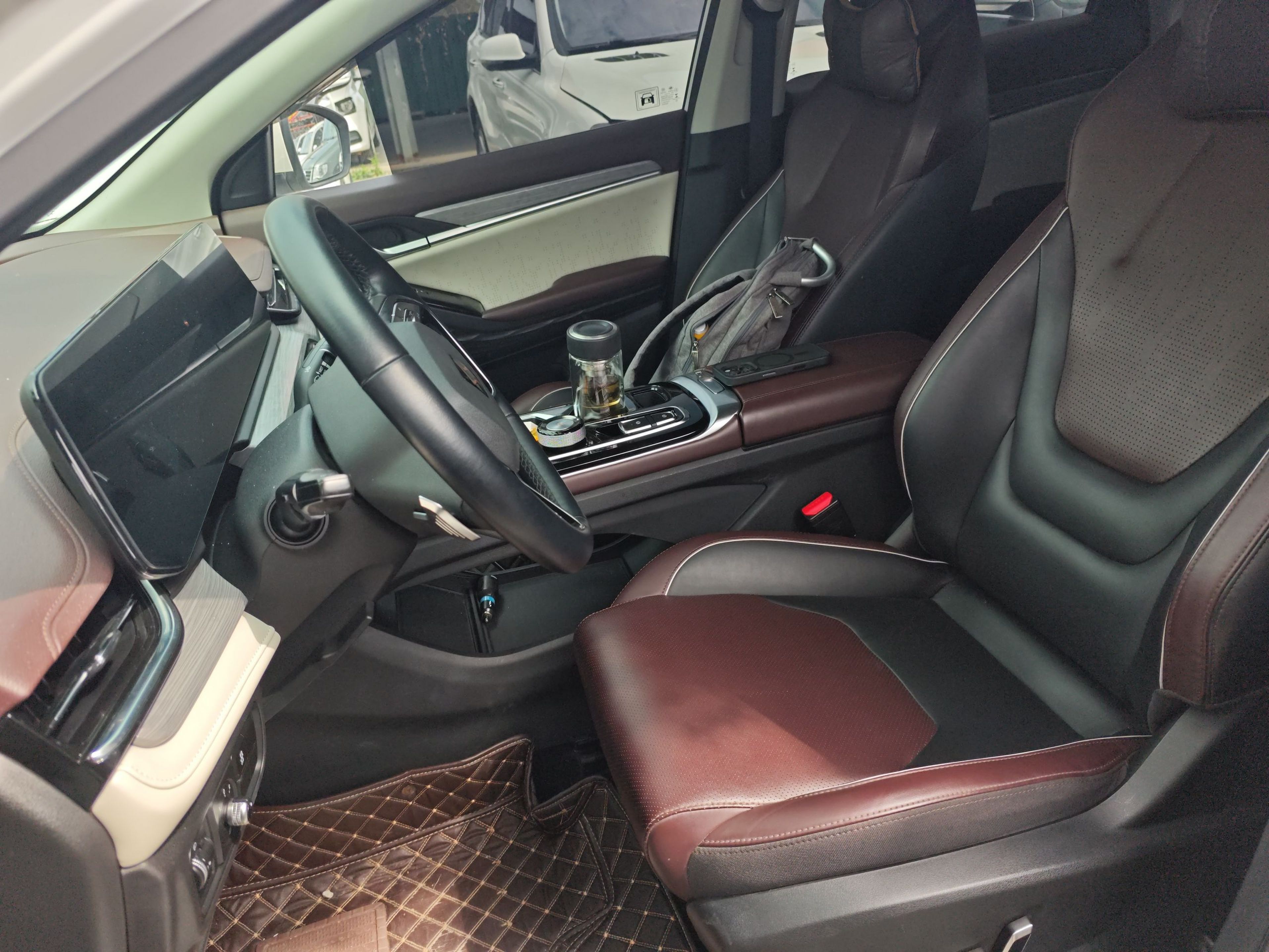 Переднее сиденье в автомобиле