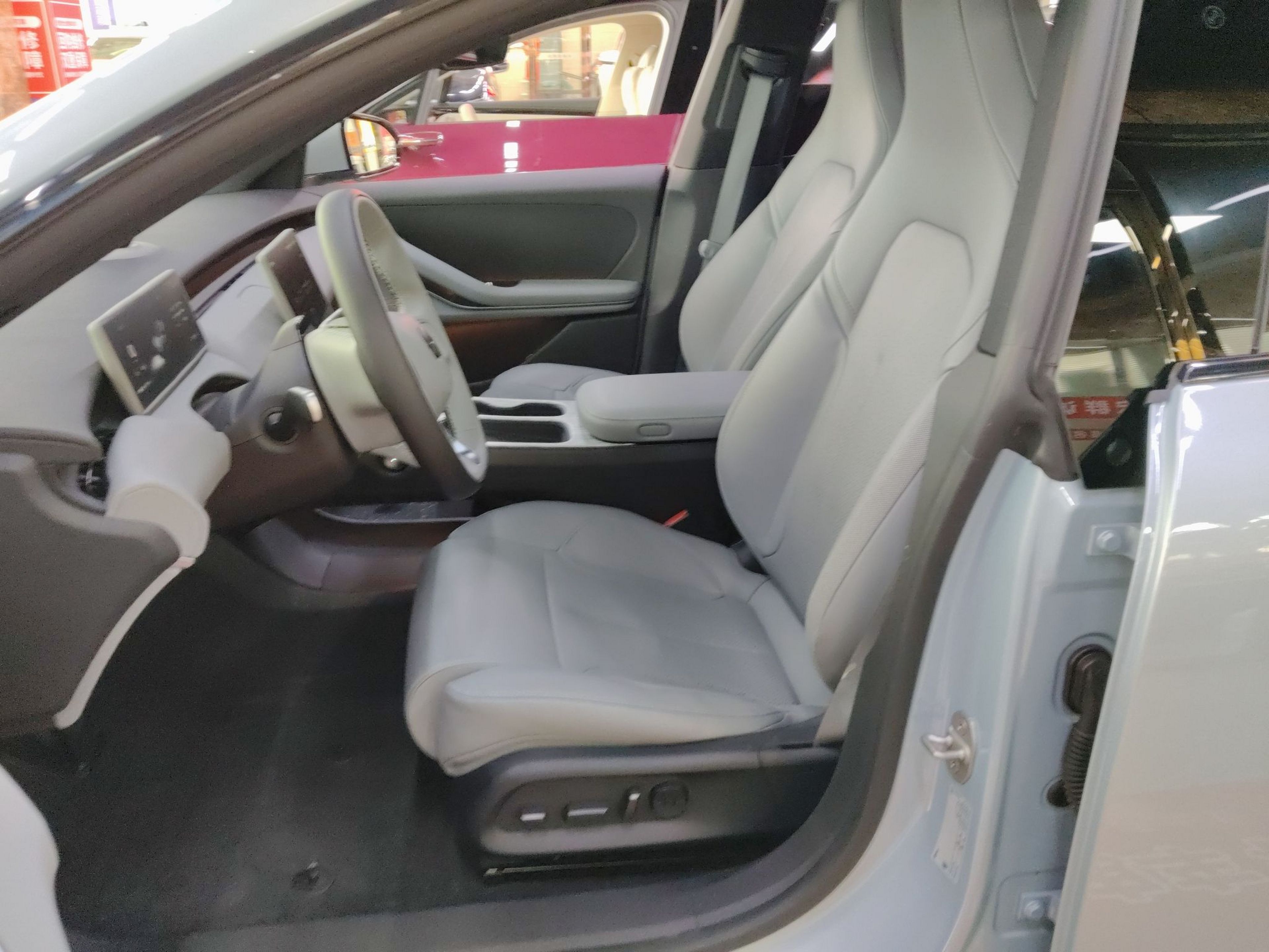 المقاعد الأمامية داخل السيارة