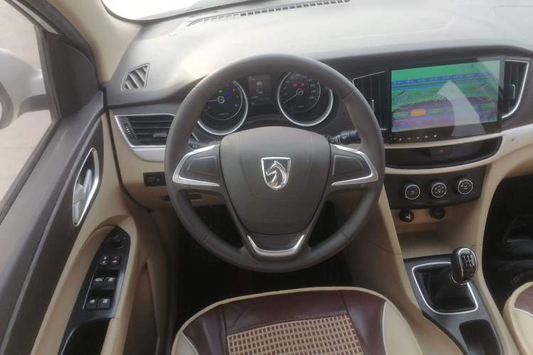 Used Baojun 730 2016 Revised 1.5L Manual Standard Version 7 Seats China V Emission Standard
