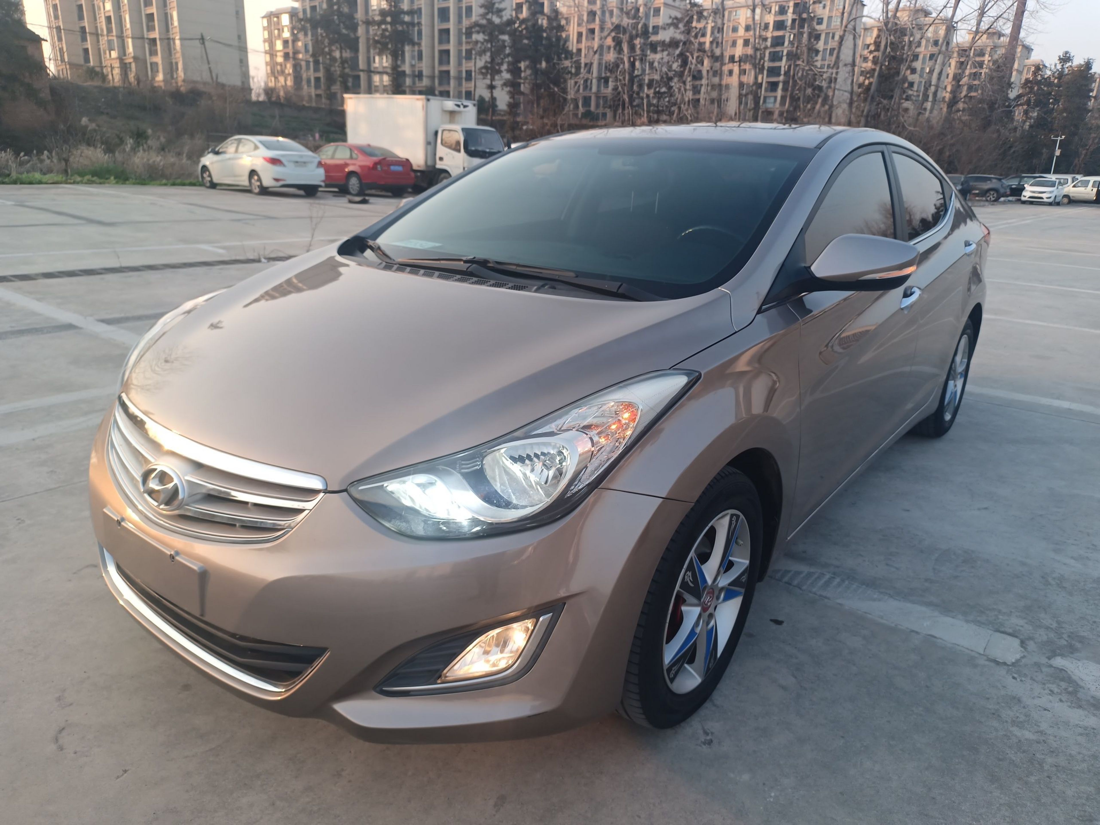 Под передней частью автомобиля