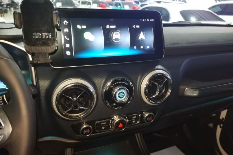 Used  BJ40 2023 2.0T Automatic Four-Wheel Drive Urban Hunter Edition Chivalrous Type
