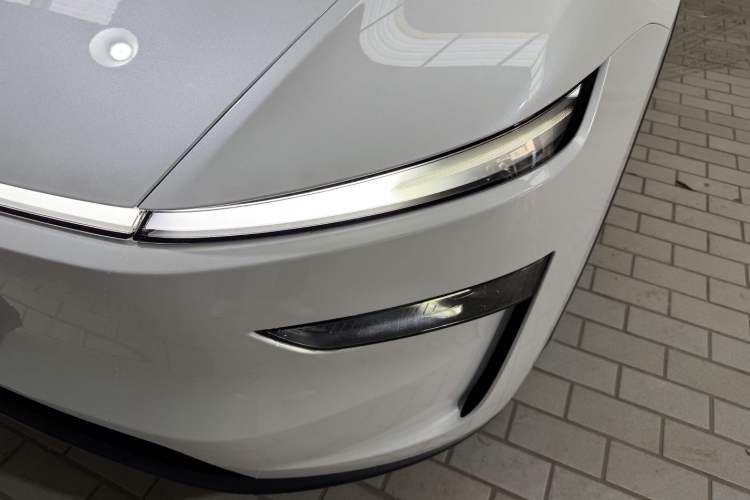 Used Tesla Model Y L 2025 Long-Range All-Wheel-Drive Version
