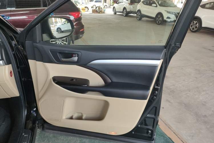 Used Toyota Highlander 2018 2.0T Four-Wheel Drive Luxury Edition 7 Seats China V Emission Standard
