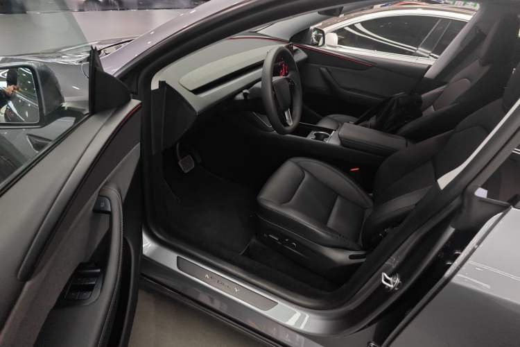 Used Tesla Model Y 2025 Rear-Wheel-Drive Version
