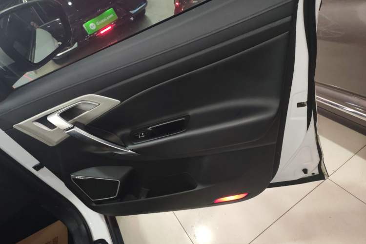 Used Geely Auto Emgrand X7 Sport 2020 1.8TD DCT Two-Wheel Drive Smart Connect 4G-Enabled Version
