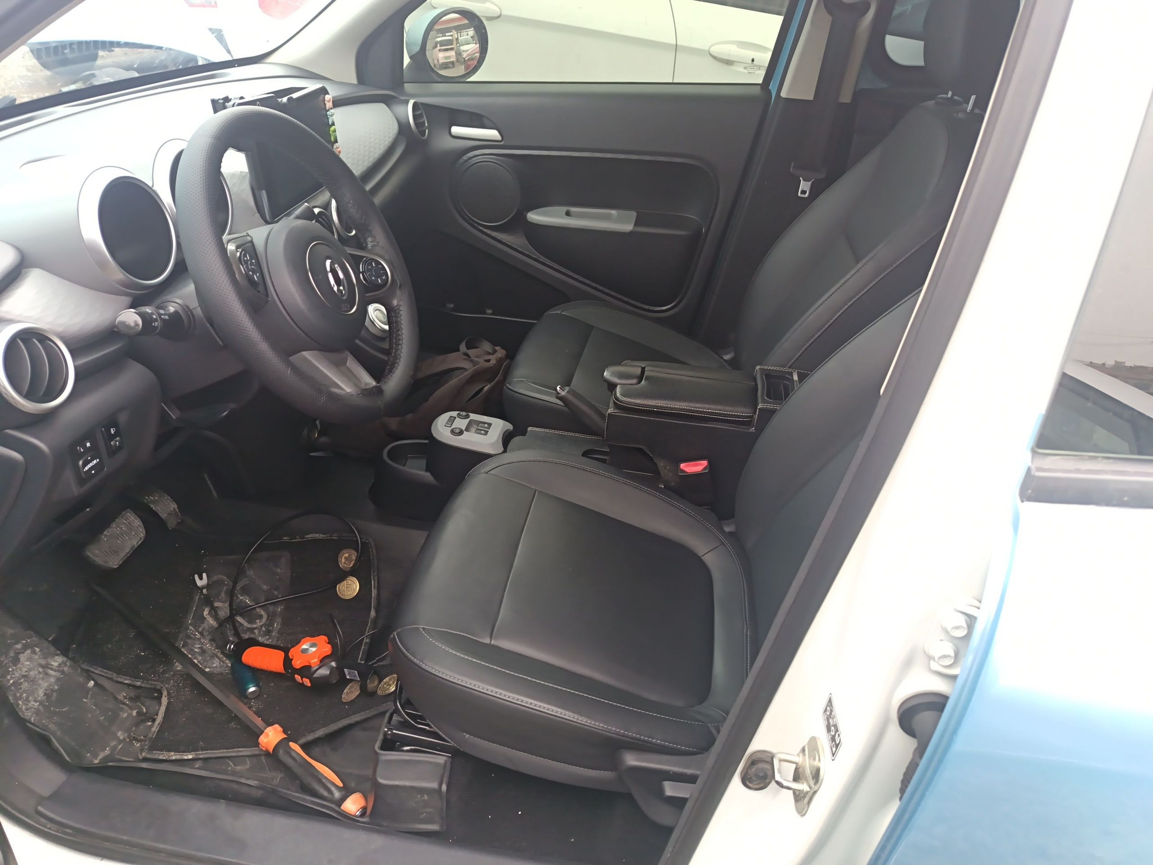 المقاعد الأمامية داخل السيارة