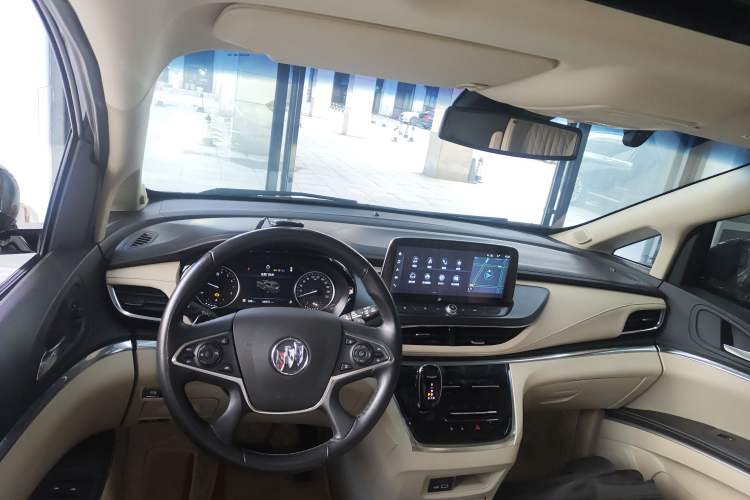 Used Buick GL8 2023 Facelifted Land Cruiser Executive Luxury Version
