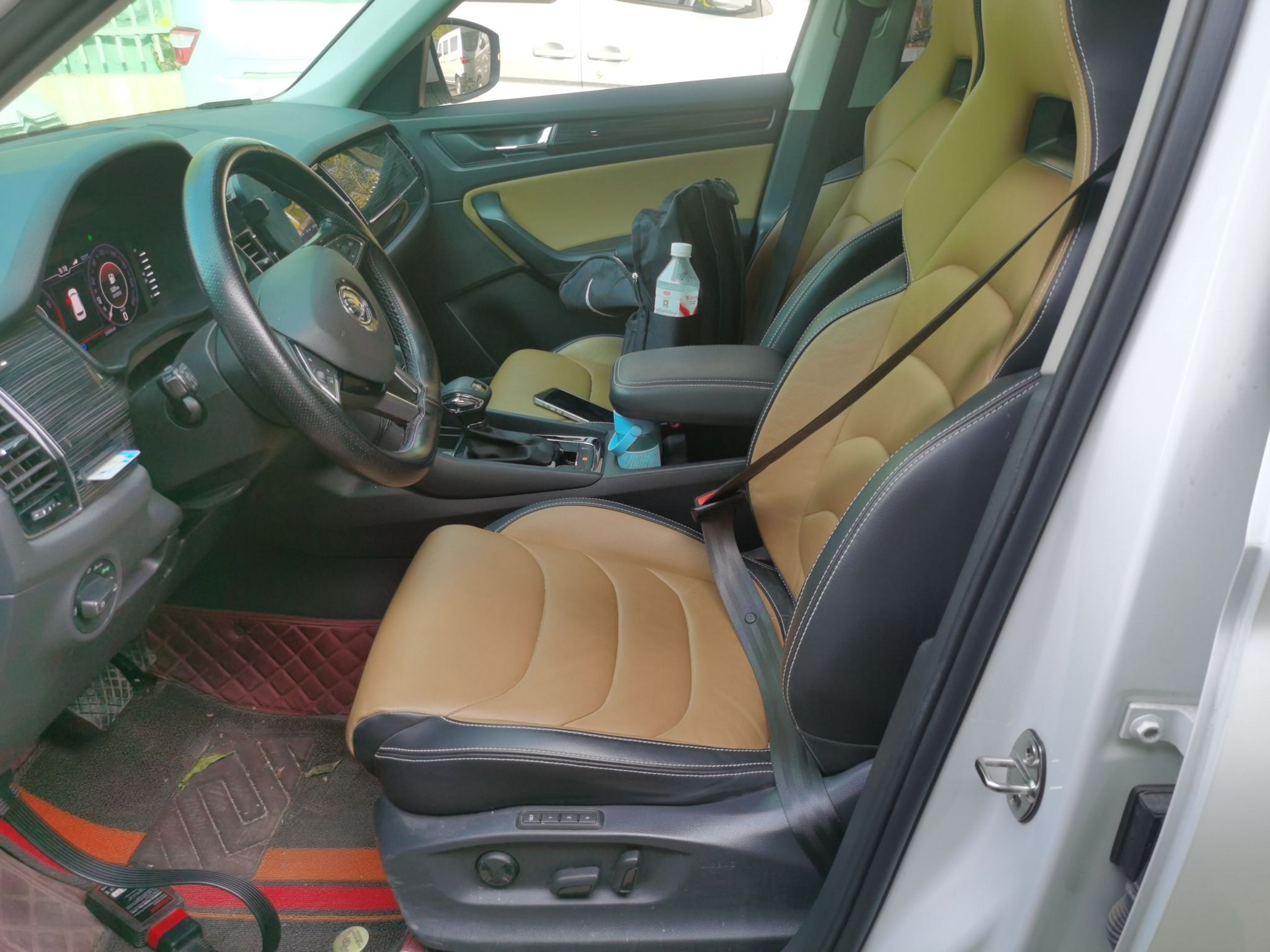 المقاعد الأمامية داخل السيارة