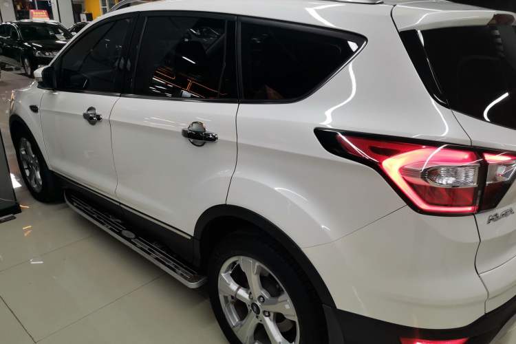 Used Ford Kuga 2018 EcoBoost 180 Two-Wheel-Drive Platinum Edition
