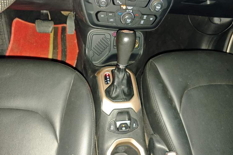 Used  Renegade 2018 Connected Large Screen Version 180T Automatic High-Energy Edition
