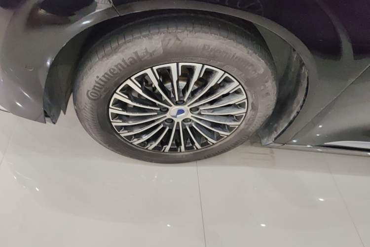 Used Denza D9 2025 DM-i Intelligent Drive 1020 Four-Wheel Drive Flagship Model
