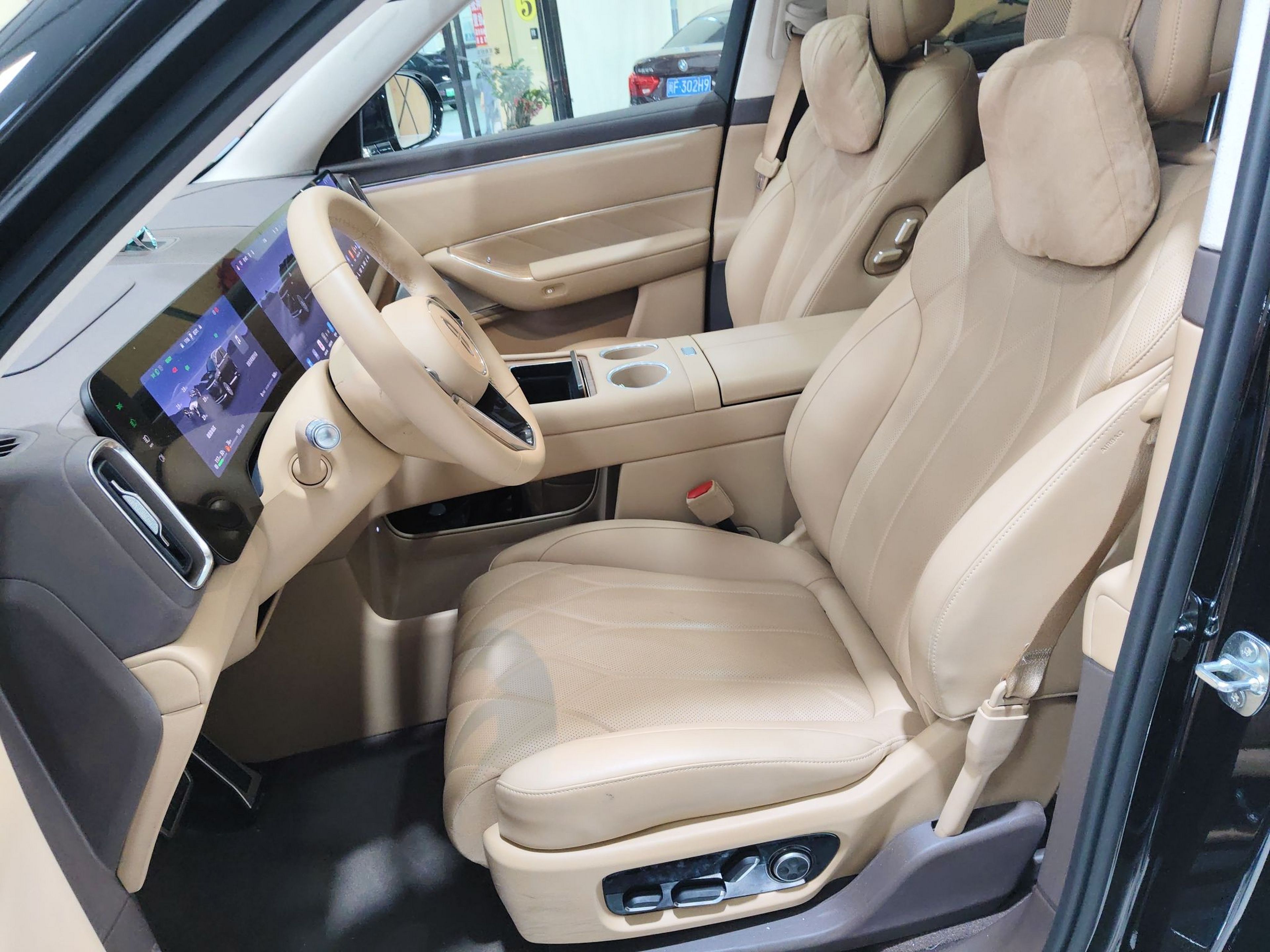 المقاعد الأمامية داخل السيارة