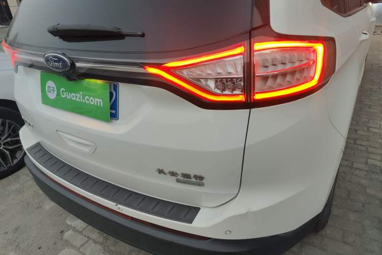 Used Ford Edge 2015 2.0T GTDi Two-Wheel-Drive Platinum Edition
