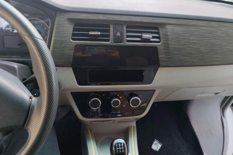 Used Jinbei New Hiace X30L 2023 1.5L Super Enjoyment Van 2/5 Seats Non-Air-Conditioned Version SWC15M