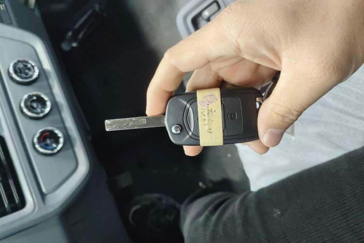 Used Wuling Yangguang 2024 300KM Comfort Version Passenger Van 75kW