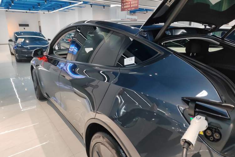 Used Tesla Model Y 2025 Long-Range All-Wheel-Drive Version