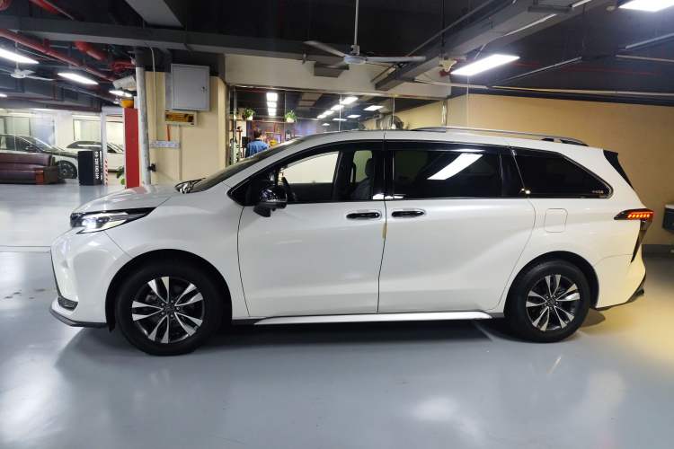 Used Toyota Granvia 2023 2.5L Hybrid Luxury Edition
