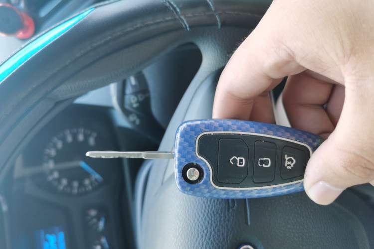 Used Ford Transit 2020 2.0T Gasoline Multi-Purpose Commercial Vehicle Mid-Drive Low-Roof Lift-Up Tailgate China VI Standard