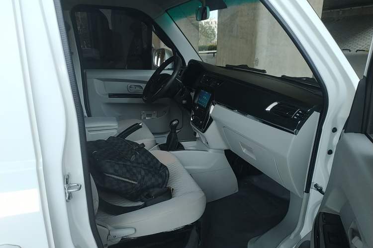 Used Jinbei New Hiace X30L 2022 1.5L Wealth Edition Air-Conditioning-Free Van China VI Standard SWC15M
