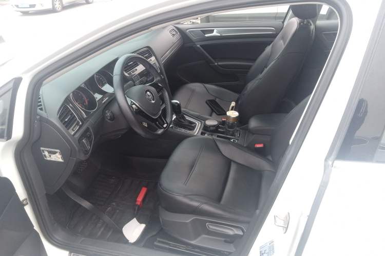 Used Volkswagen Golf 2017 1.6L Automatic Comfort Million-Vehicle Anniversary Edition
