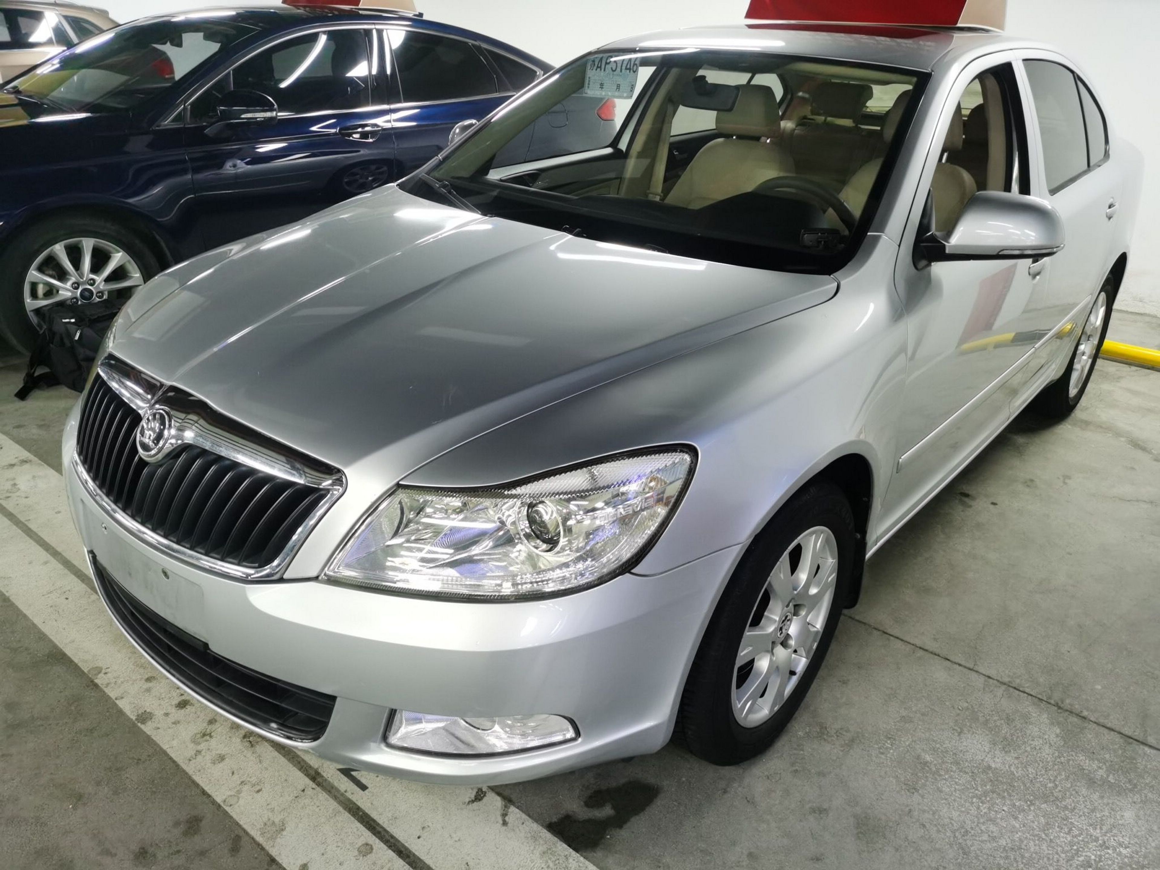 Под передней частью автомобиля