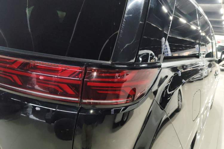 Used Denza D9 2022 DM-i 970 Four-Wheel Drive Flagship Model
