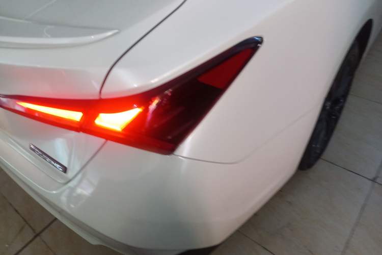 Used Toyota Avalon 2019 2.5L Touring Premium Version China VI Standard
