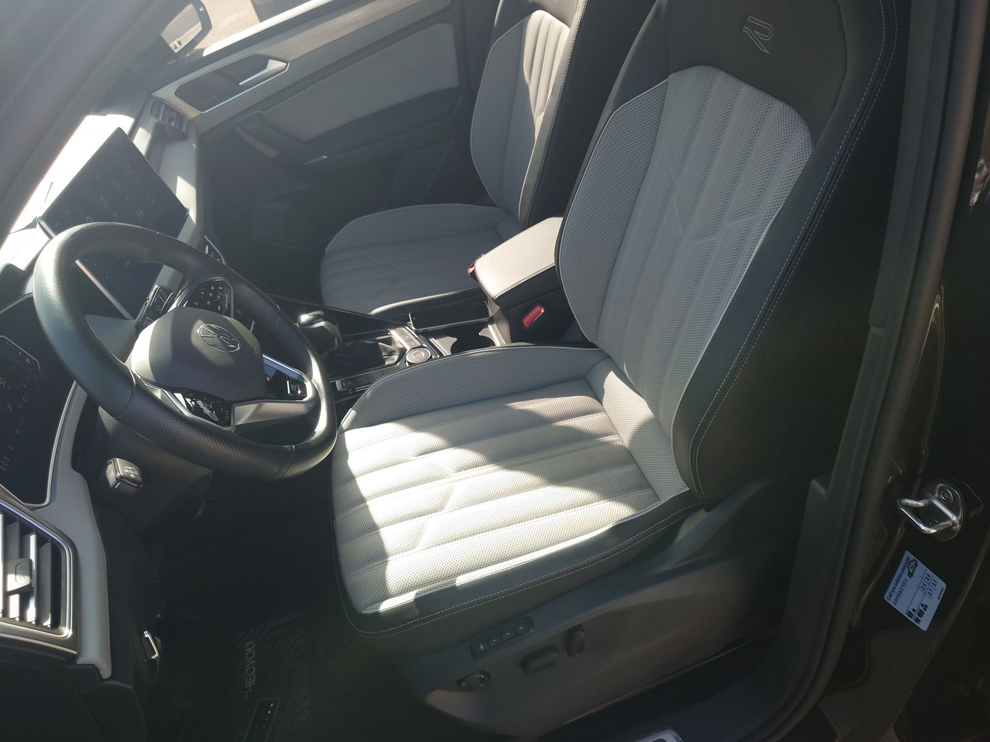 المقاعد الأمامية داخل السيارة