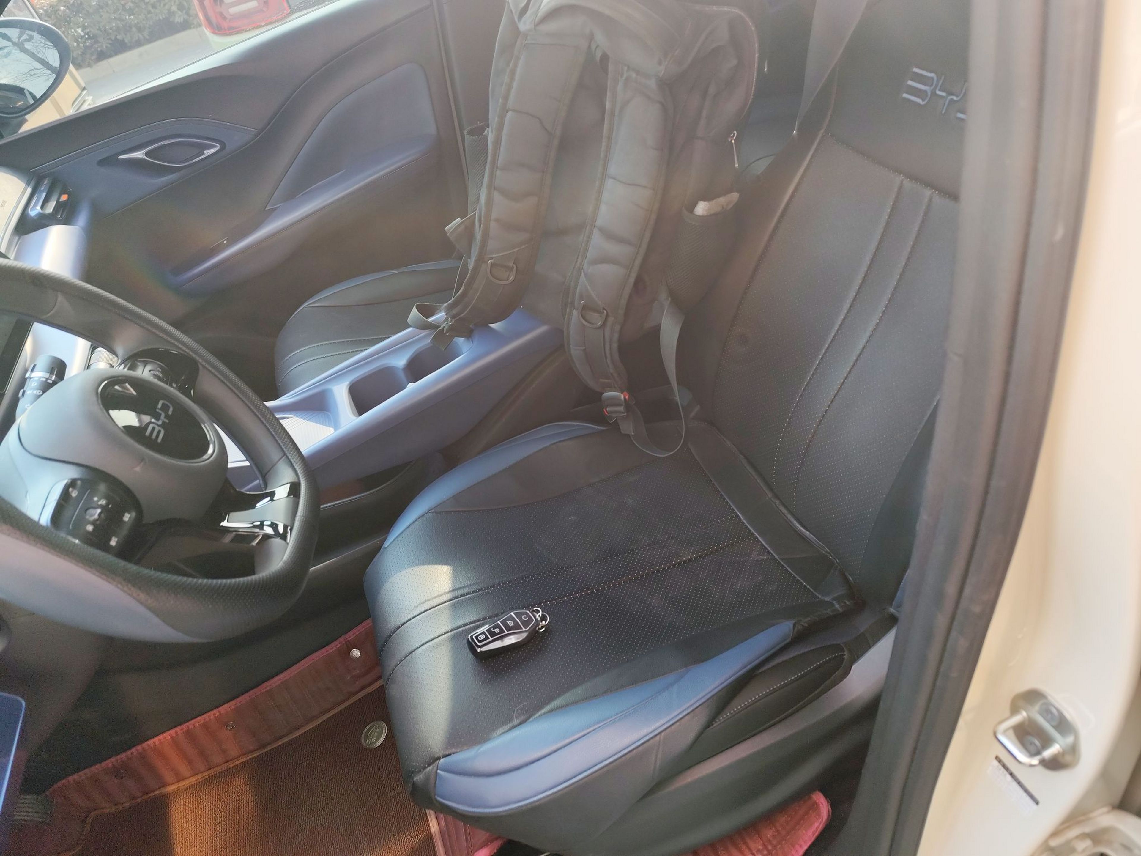 المقاعد الأمامية داخل السيارة