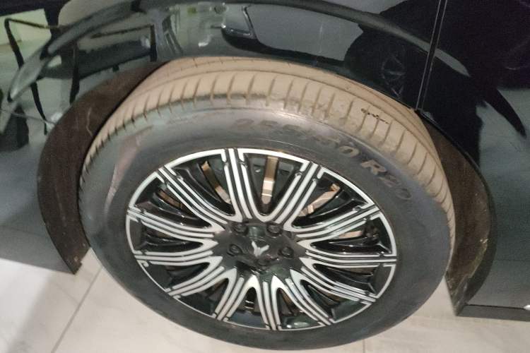 Used VOYAH Dream 2025 EV Four-Wheel Drive Flagship Kunpeng Edition
